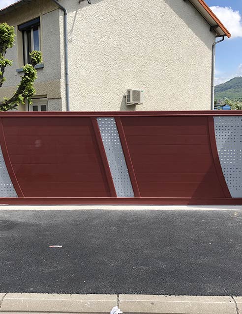 Portail aluminium rouge