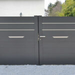 Portail anthracite, de style moderne, de couleur anthracite, fabriqué sur mesure pour une villa moderne, par le fabricant Varois Var-Pose-Alu