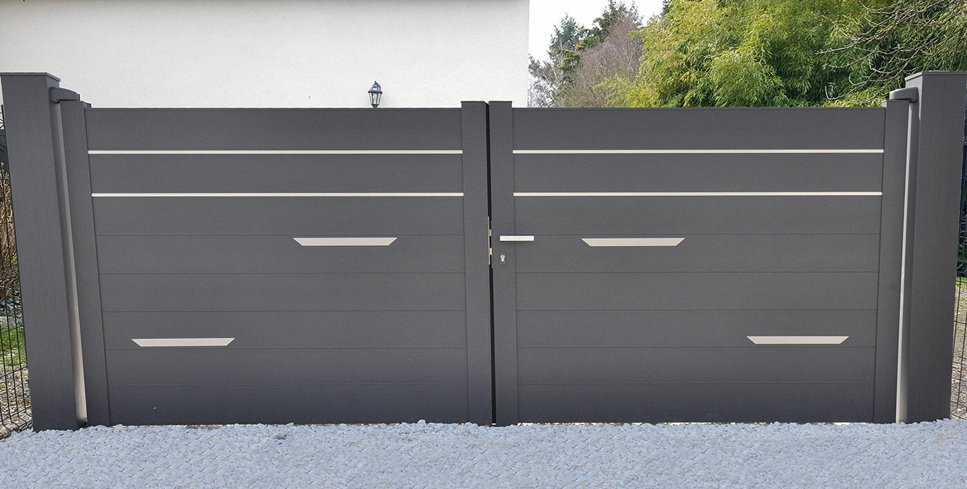 Portail anthracite, de style moderne, de couleur anthracite, fabriqué sur mesure pour une villa moderne, par le fabricant Varois Var-Pose-Alu
