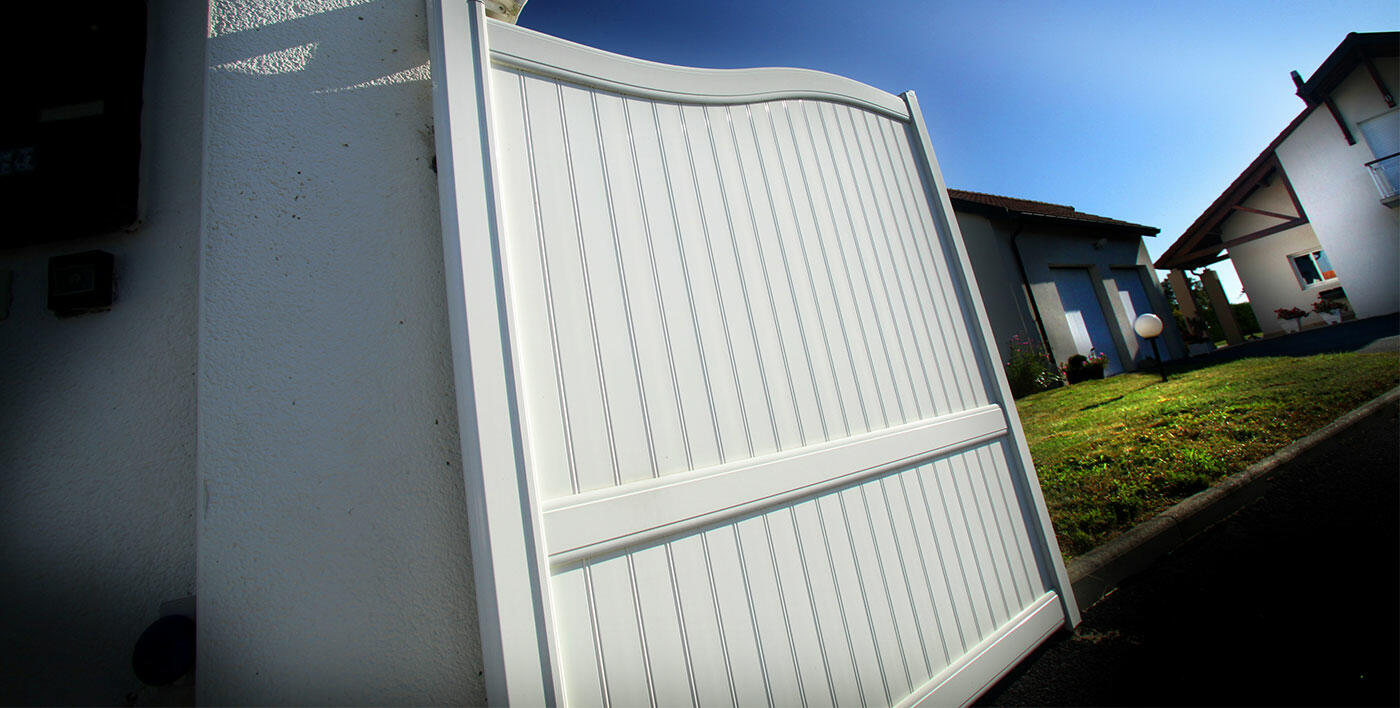 Portail en aluminium, sur-mesure, résistant aux UV, de style rétro, fabriqué et installé par Var-Pose-Alu