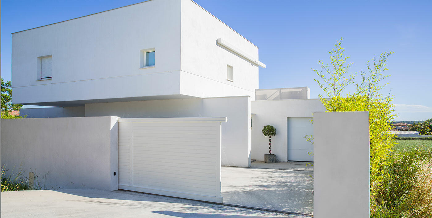 Portail coulissant, lames horizontales, de couleur blanc, composant la clôture entièrement blanche d'une villa d'architecte dans le Var, par l'entreprise Var-Pose-Alu