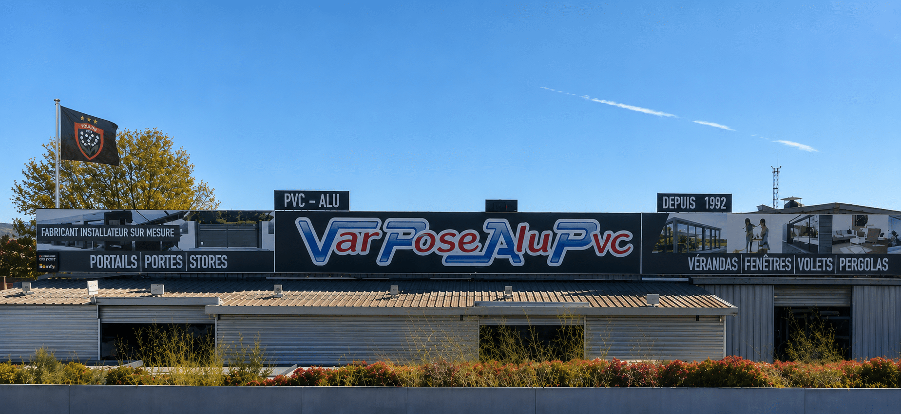 enseigne var pose alu visible depuis l'autoroute