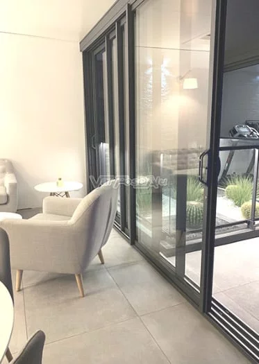 Showroom Var Pose Alu